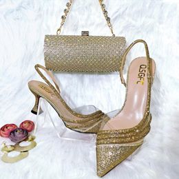 Отсуть обувь 2022 Итальянский дизайн моды Тонкие каблуки заостренные дамы красочные блестящие сумки с двойным использованием Свадебная вечеринка с сумкой в золотой