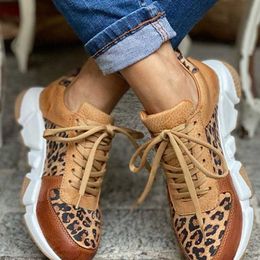 Chaussures habillées 2022 Nouvelle semelle épaisse tête ronde coupe basse motif léopard chaussures simples pour femmes épissé chaussures de course à lacets J240315