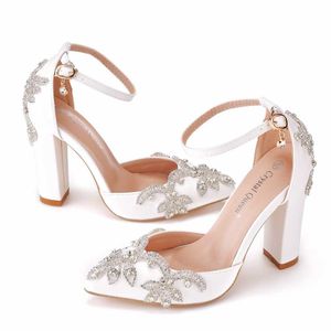 Zapatos de vestir 2022 Zapatos de punta estrecha de tacón grueso Sandalias de tacón grueso de gran tamaño Zapatos de boda de diamantes de imitación para mujer Zapatos de boda blancos para mujer Taladro G230130