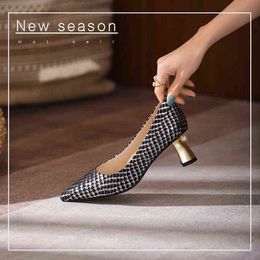Chaussures habillées 2022 Escarpins pour femmes en cuir naturel 22 24 5 cm en peau de mouton supérieure en relief serpent perle bout pointu chaussures pour femmes 220425