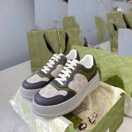 Kledingschoenen zomer nieuwe mode verhogen ademend Koreaanse versie leren vrijetijdsschoenen dikke zool sportmode kleine witte schoenen beroemd ontwerp luxe yq240101