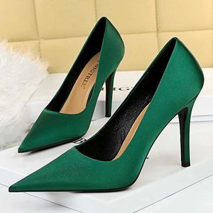 Chaussures habillées 2022 femmes soie 10cm talons hauts Scarpins pompes de bal dame grande taille vert rose fétiche mariage mariée Escarpins fête chaussures en satin G230130