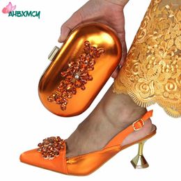 Kledingschoenen 2023 Afrikaanse verkoop speciale puntige neus dames oranje sandalen en tassenset tweedelige dames in bruiloftsfeest