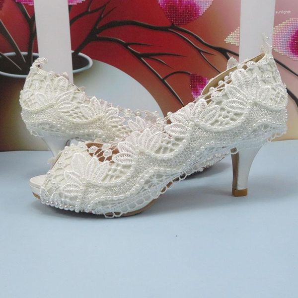 Zapatos de vestir 2023 Llegada Punta abierta Encaje blanco Nupcial Boda Mujer Fiesta de moda Pescado Tacón bajo Plataforma Bombas