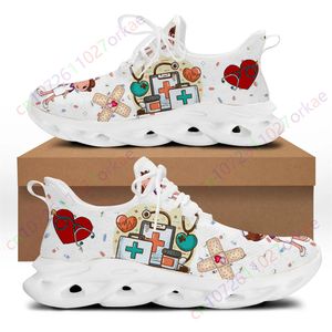 Zapatos de vestir 2023 Diseño de marca Zapatillas de deporte para mujer Enfermería blanca Linda caricatura Enfermera Doctor Imprimir Ligero Cordones Pisos Calzado 230512