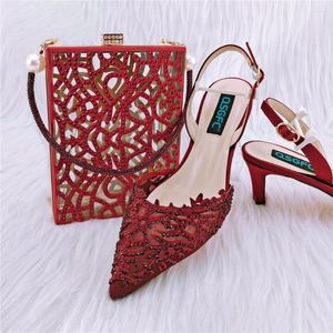 Zapatos de vestir 2023 Diseño Magenta Tacón alto Mujeres italianas y bolso para combinar Conjunto de juego de estilo africano para fiesta