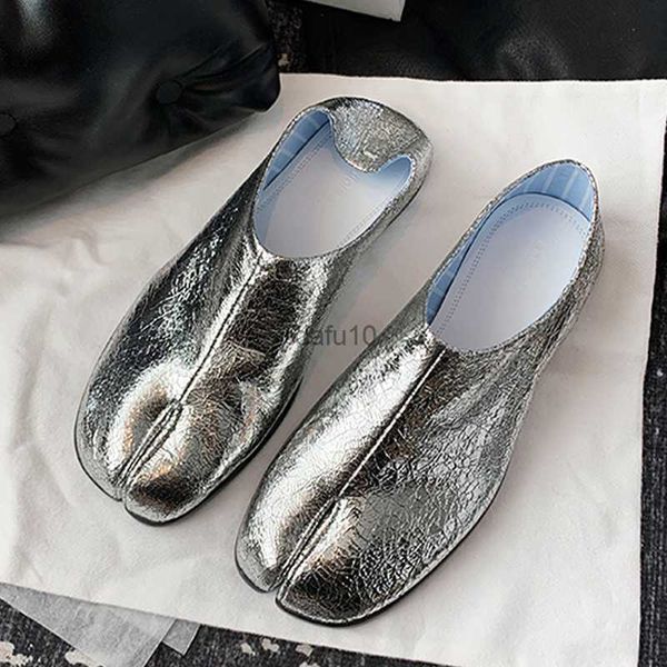 Chaussures habillées 2023 Designer Silver Tabi Ninja appartements Femmes Blutting Pattern Cuir Split Toe Moccasins Chaussures Femme Pig Totters Mandis HKD230817