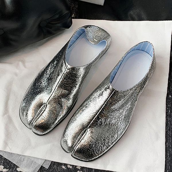 Zapatos de vestir 2023 Diseñador Silver Tabi Ninja Flat Patrón de estallido de cuero Mocasines de punta dividida Zapatos Mujer Manitas de cerdo Mocasines 231102