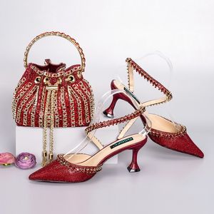 Zapatos de vestir 2023 Moda europea y americana Cadena de diamante brillante Tacones sexys Metal Cordón Bolsa de cubo Fiesta de bodas 230823