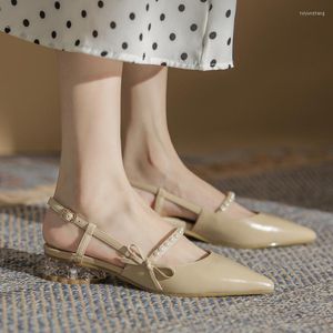Dress Shoes 2023 Fashion vol met sprookjeswind boog kristal lage hak sandalen dames zomer puntig comfortabele parel flat