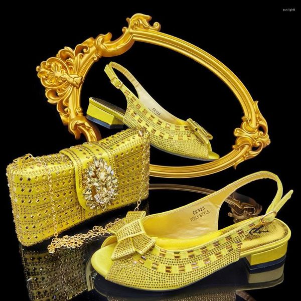 Zapatos de vestir 2023 de moda de oro maduro peep toe y juego de bolsos para mujeres nigerianas fiesta de boda