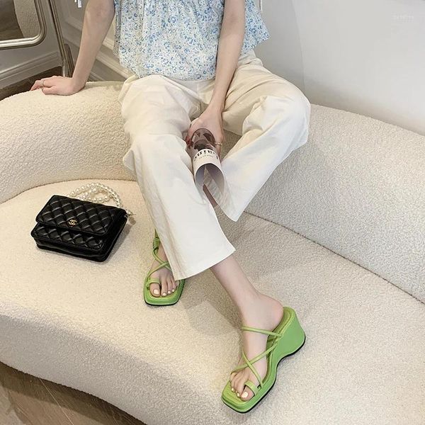 Chaussures de robe 2023 Commerce extérieur Version coréenne Semelle épaisse Ensemble Pantoufles Femme Coins Ceinture fine Combinaison Plage - À l'extérieur pour porter une sandale