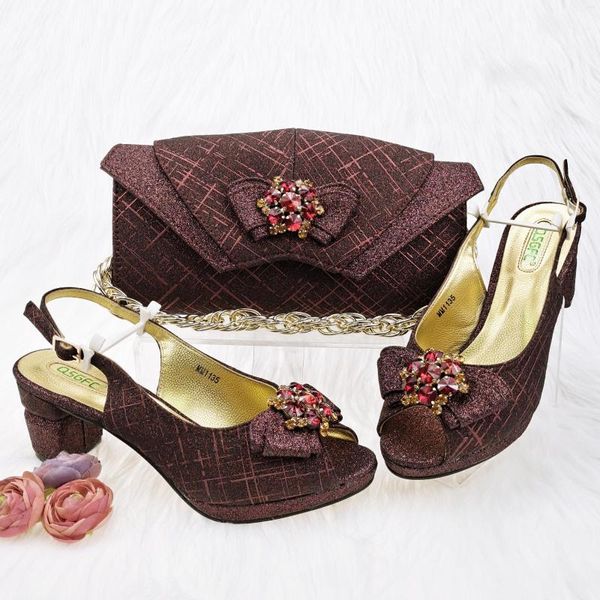 Zapatos de vestir 2023 último estilo elegante color vino peep toe decorado con diseño de mariposa banquete conjunto de mujer y bolsa