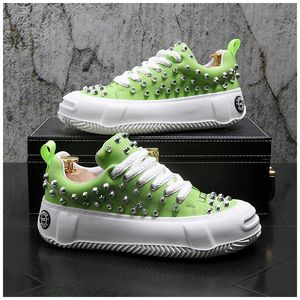 Kledingschoenen 2023 Luxe designer modeheren groen klinknagels platform schoenen causale flats mocassins mannelijke rock hiphop wandel sneakers