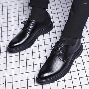 Chaussures habillées 2023 Hommes d'affaires de luxe en cuir véritable noir britannique tête pointue hommes décontracté mode formelle petite chaussure