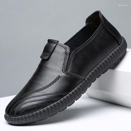 Zapatos de vestir 2023 hombres mocasines de cuero de verano transpirable negocio punta redonda suela suave calzado de conducción pisos masculinos