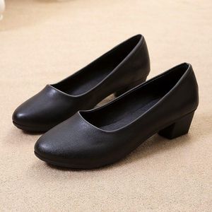 Dress Shoes 2023 Ronde hoofd Langdurige werk Vrouwen Zwart Dikke Heel Single Comfortabele middenhiel Niet vermoeide voeten Dames