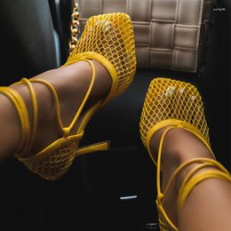 Dress Shoes 2023 Sexy Yellow Mesh Pumps Sandalen vrouwelijke vierkante teen hoge hiel veter omhoog gekruiste stiletto holle zomer sandaal