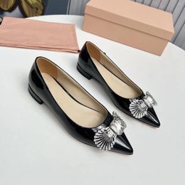 Kleidschuhe 2023 Frühling Herbst Casual Low Heels Kristall Dekor Spitzschuh für Frauen Einfarbig Lackleder Pumps Größe 35-40