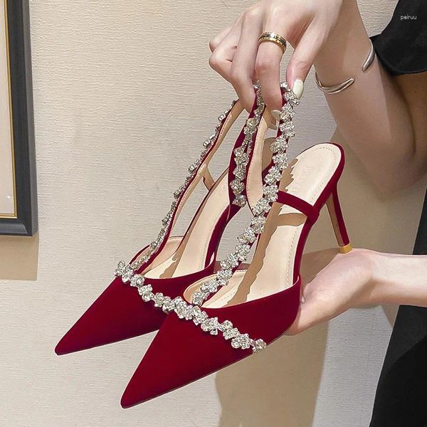 Zapatos de vestir 2023 Verano Baotou Rhinestone Sandalias Línea de sentido femenino con tacón fino Fairy Wind Super High Heels Red Wedding