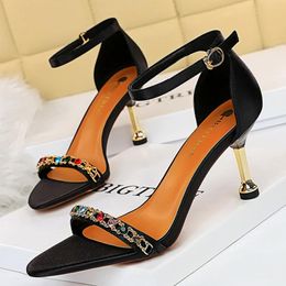 Chaussures habillées 2023 Femmes élégantes d'été 7,5 cm Talons hauts minces sandales Designer dames paillettes Crystal De mariage chaussure