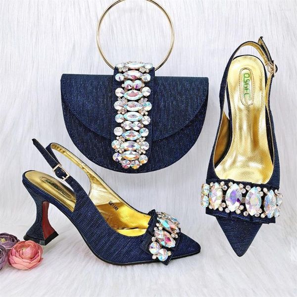 Zapatos de vestir 2023 Verano Punta estrecha Juego de bolsos a juego de alta calidad en color azul marino para mujeres nigerianas Banquete de boda
