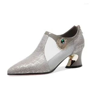 Zapatos de vestir 2023 Mujeres Mid Heel Hollow Soft Cuero Grandes Botas frescas Diamante de agua Versátil Estilo británico Punta puntiaguda Zapato único