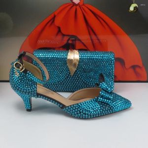 Chaussures de robe 2024 Arrivée Mode Teal Blue Crystal Femmes Mariage avec sacs assortis Peep Toe Haute Pompes Ouvertes et bourse
