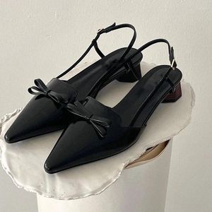 Chaussures habillées 2024 Talon épais noir Sandales à bout pointu en cuir pour femmes Pompes moyennes assorties avec tout