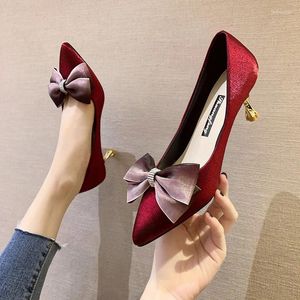 Zapatos de vestir 2024 pajarita tacones altos moda mujer tacón fino puntiagudo boca poco profunda red rojo estilo francés boda única