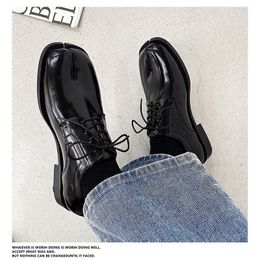 Chaussures habillées 2024 confort hommes décontracté bout fendu chaussures plates microfibre concepteur homme chaussures décontractées à lacets chaussures mâles Tabi chaussures homme chaussures A1 230830