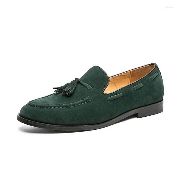 Zapatos de vestir 2024 Diseño Hombres Mocasines de cuero de gamuza Borla púrpura Mocasines puntiagudos para hombres Vintage Slip-on Casual Zapato social