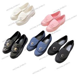Chaussures habillées 2024 Designer Moccasins Branded Black White Locages Femmes Chaussures décontractées en cuir matelassé