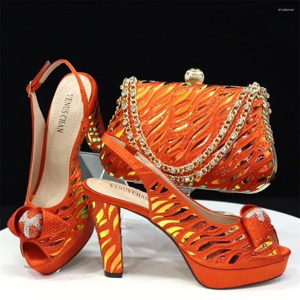 Zapatos de vestir 2024 Sandalias de fiesta elegantes Bombas de diamantes de imitación Peces Pico Toe Cap Boda Naranja Mujeres Tacón alto y bolsas Set