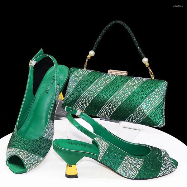 Zapatos de vestir 2024 Est Moda para mujer Diseño de rayas Pescado Tacones altos Tacones altos Diamante de agua Conjuntos de bolsos de sandalia verde brillante