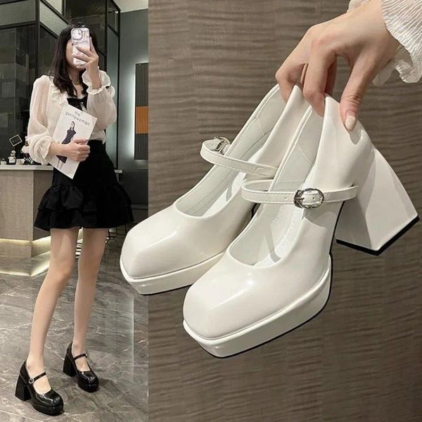 Chaussures habillées 2024 Fashion White Plateforme Pumps pour femmes High Heels Backle Strap Mary Jane Femme Goth Talons épaisses Médies