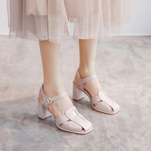 Chaussures de robe 2024 Mode Femmes Sandales modernes Femmes élégantes Femmes Solid Boucle Sangle Fermé Toe Talon Dames