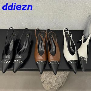 Zapatos de vestir 2024 Bombas de punta puntiaguda para mujer Tacones poco profundos Slingbacks Moda Metal Remache Calzado en mujeres Medio