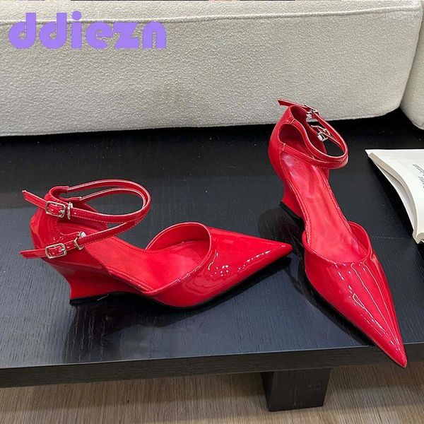 Robe chaussures 2024 femmes compensées pompes chaussures pour femmes à talons en bout pointu mode cheville boucle sangle dames talons rouge