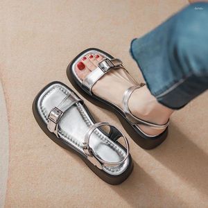 Chaussures habillées 2024 Sandales argentées françaises plate-forme étanche d'été pour femmes orteils ouverts ouverts épais talons hauts muffins une ligne avec