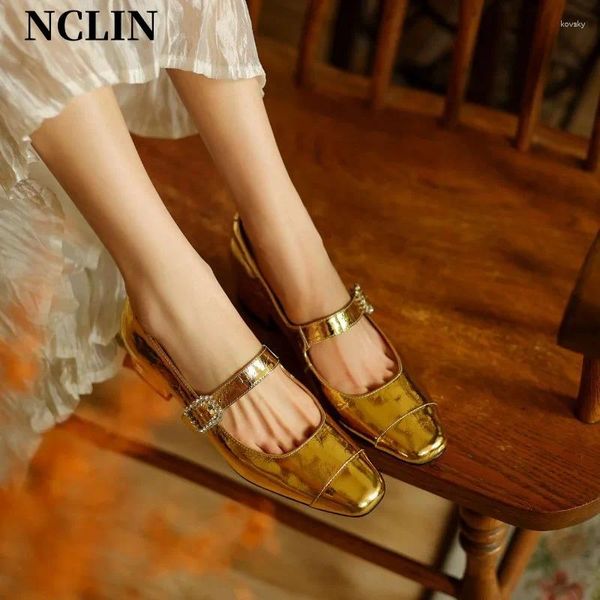 Chaussures habillées 2024 Véritable cuir Crystal Buckle Med Talons Summer Fashion Square Toe Mary Janes Gold Couleur magnifique Luxury Femmes Pumps