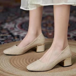 Robe chaussures 2024 haute qualité pour femmes un coup de pied pompes pour femmes automne bout carré paillettes solide peu profond talons épais grande taille