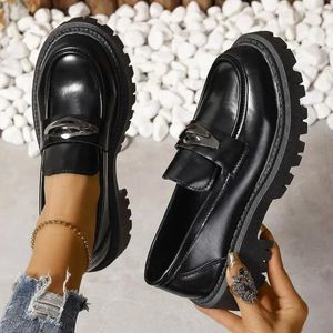 Chaussures habillées 2024 Haute qualité pour femmes One Kick Pumps Automne Round Toe Metal Decoration Talons décontractés Chandeurs de grande taille