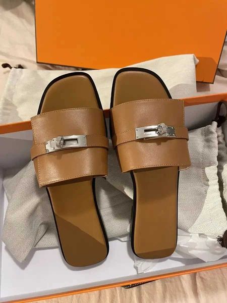 Chaussures de robe 2024 Vente chaude Femmes Pantoufles Peep Toe Talons plats Décor en métal Designer Dames Mules Marque Piste Diapositives Sandalias MujerY1EP H240321