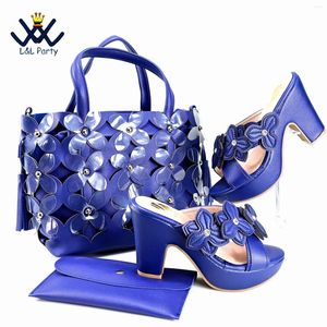 Robe chaussures 2024 INS femmes nigérianes et sac ensemble en couleur bleu royal style mature conception spéciale avec plate-forme pour le mariage