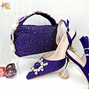 Kledingschoenen 2024 Italiaans ontwerp paarse dames mode Rhinestone Pearl Point Toe Stiletto Heels Sandals Bag Set