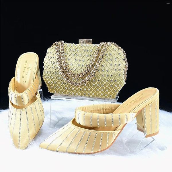 Zapatos de vestir 2024 Diseño italiano Sexy Tacones medios de mujer Sandalias doradas nigerianas Diamante de agua con incrustaciones de playa baja Bolsa de zapatos