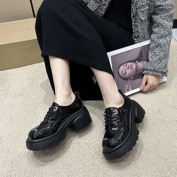 Zapatos de vestir 2024 Japan Style Girl Lolita Jk Loafers Mujeres Estudiantes PU Talones de cuero Mid