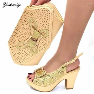 Chaussures habillées 2024 Dernier PU d'été avec sac de sac en strass ensembles de style italien dames hautes talons et 5colors