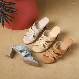 Dress Shoes 2024 Luxe vrouw zomer Kawaii rond teen vakantie blauw banket dikke hak 8 cm hoge hakken vrouwelijke blote voeten sandalen